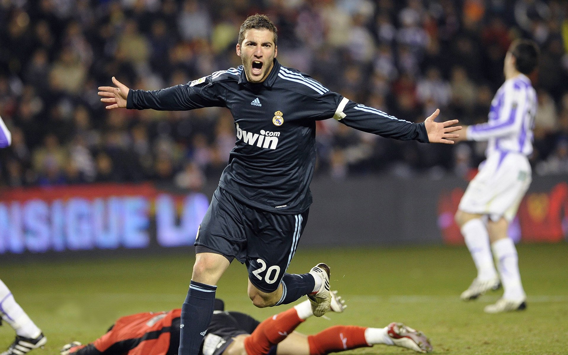 九游-利物浦引发争议！，德罗巴官方宣布大比分获胜新规上演精彩一战的简单介绍